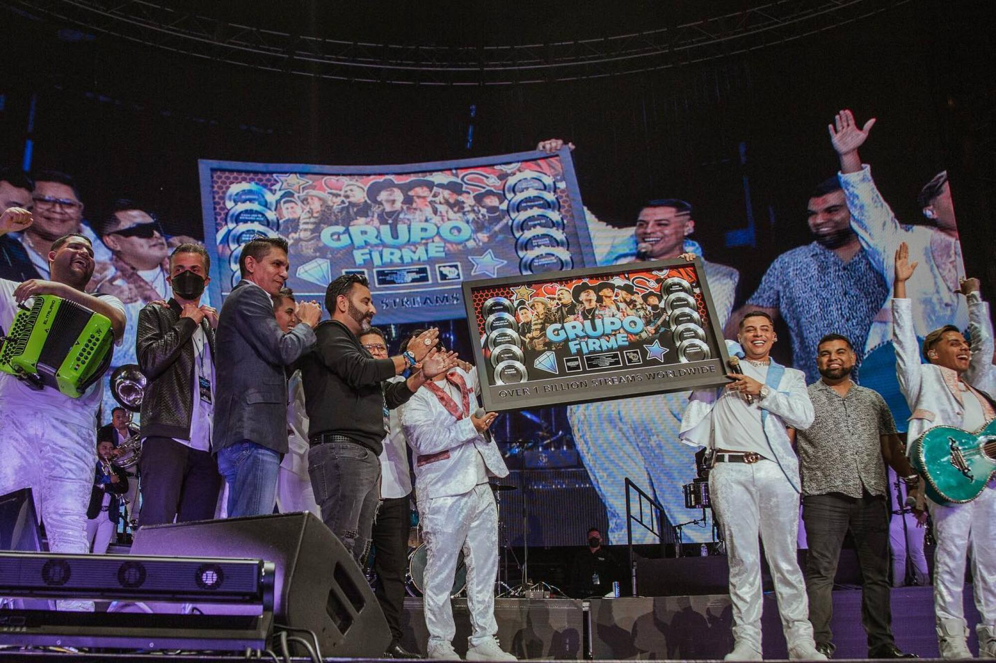 El Grupo Firme cuando recibió una certificación por haber alcanzado más de un billón de streams en las plataformas digitales.