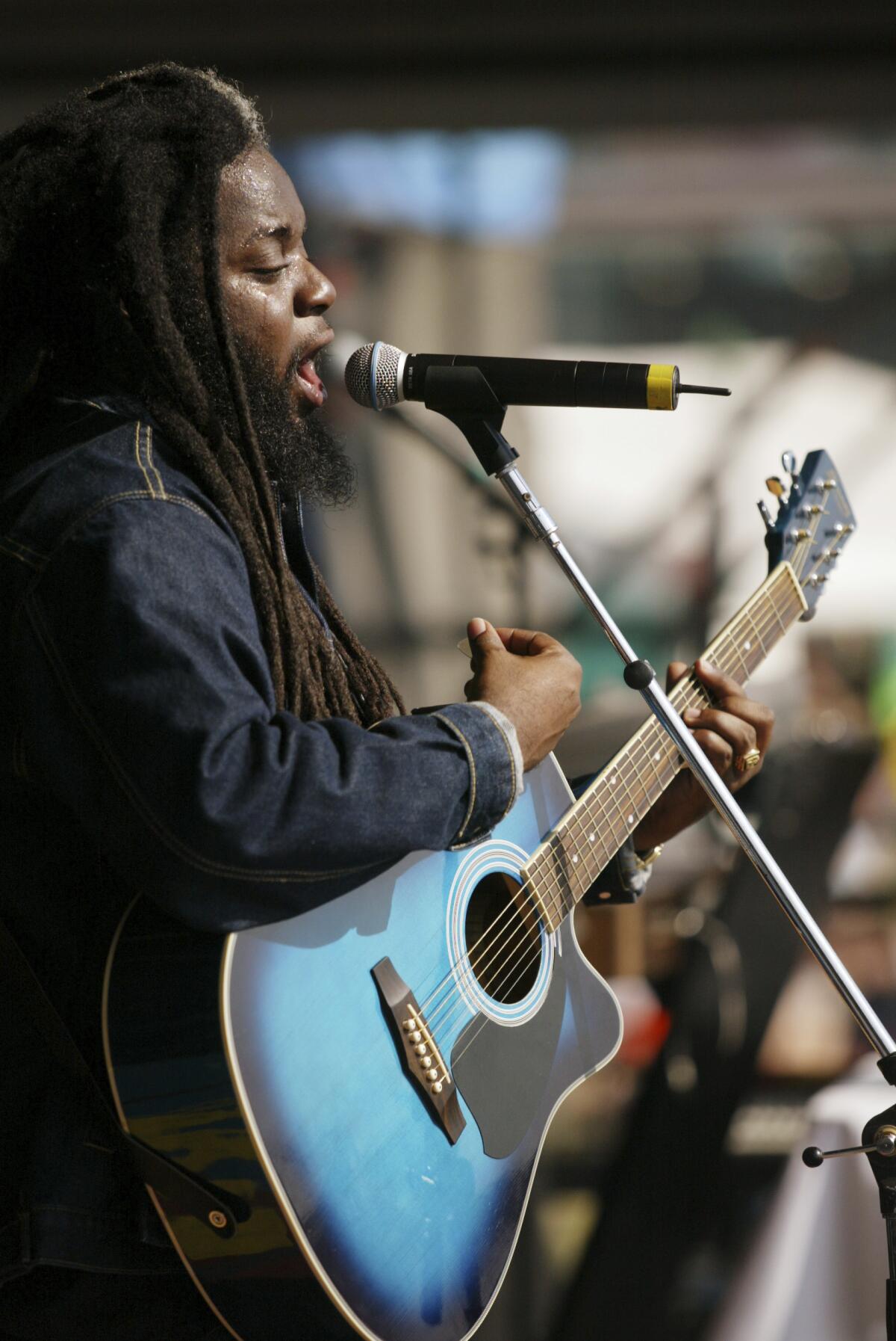 El músico de reggae Peter Anthony Morgan canta durante el festival Jazz and Heritage 