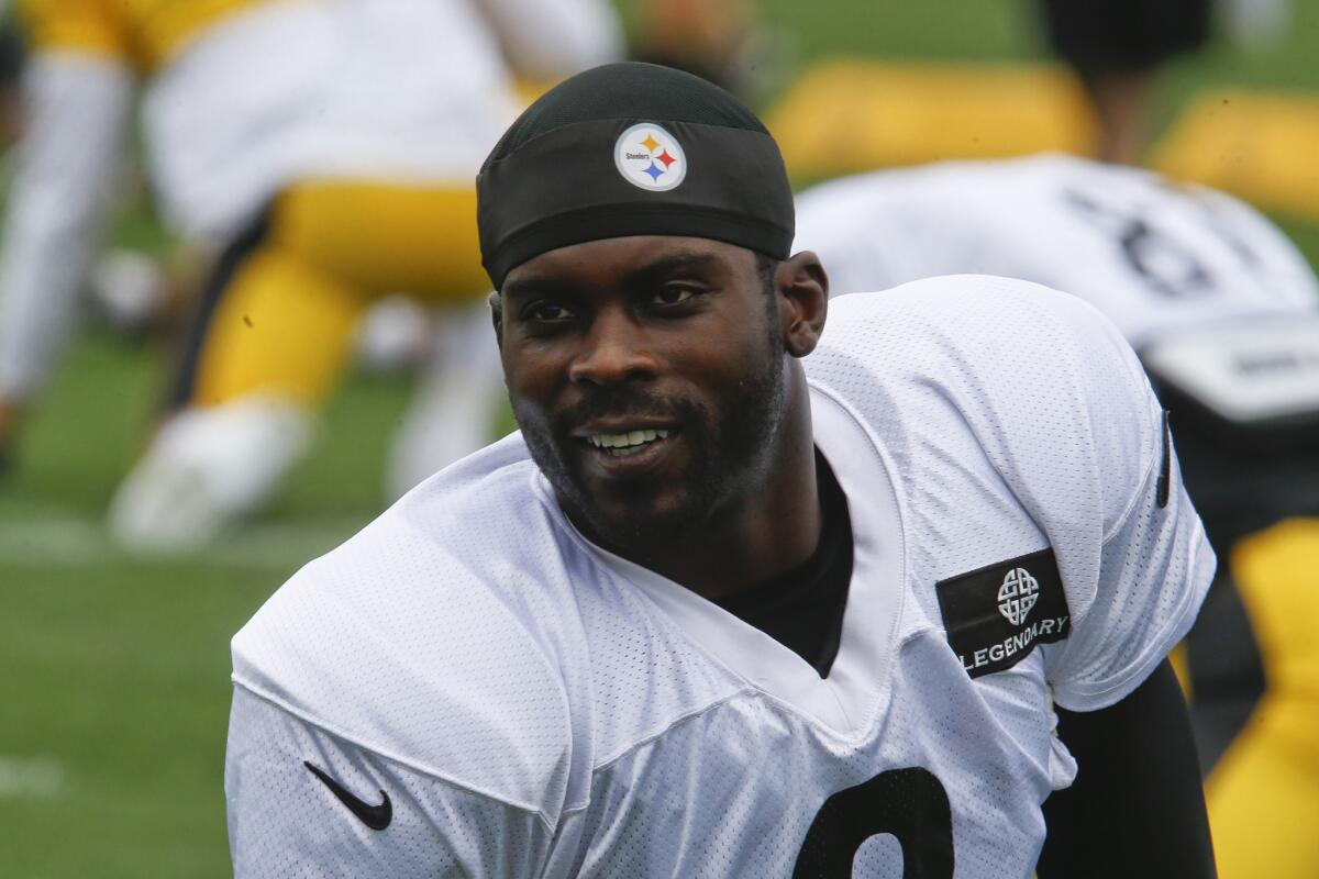 Pittsburgh Steelers quarterback Michael Vick warms up during practice on Aug. 26.