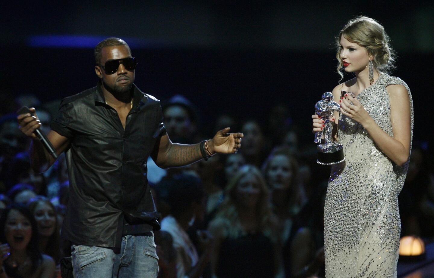 Kanye West interrupts Taylor Swift | 2009