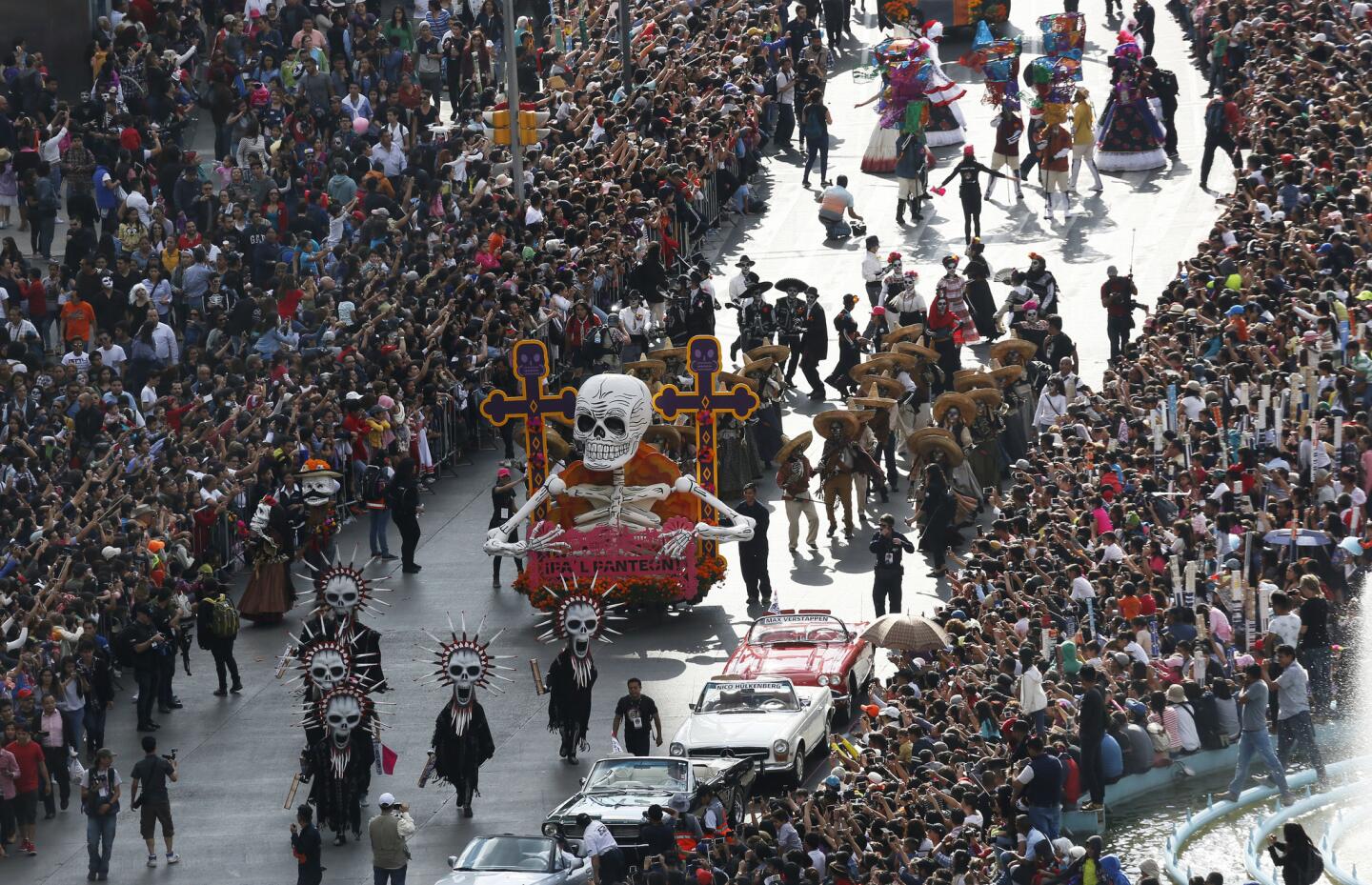 Decenas de miles de personas siguen la procesión del primer desfile del Día de Muertos en la avenida Reforma de la Ciudad de México, el sábado 29 de octubre de 2016. (AP Foto/Marco Ugarte)