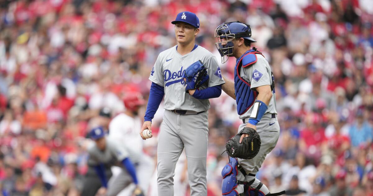 Frustrated Dodgers fall to Reds, extend losing streak to five games