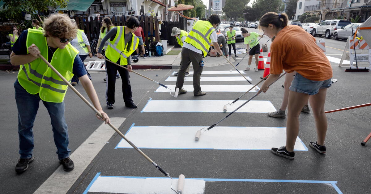 Risking Arrest, He Paints Illicit Crosswalks Across L.a. 'we Can’t Wait Any Longer' - Beritaja Risking Arrest, He Paints Illicit Crosswalks Across L.a. 'we Can’t Wait Any Longer' - Beritaja