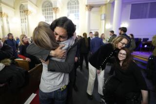 Tim Hernandez abraza a Kallie Leyba mientras la exlegisladora de Arizona Gabby Giffords (segunda por la derecha) abraza a Anne Marie Hochhalter, durante una vigilia con motivo del 25to aniversario de un letal tiroteo masivo en la Escuela Secundaria Columbine, el 19 de abril de 2024, en Denver. (AP Foto/Jack Dempsey)