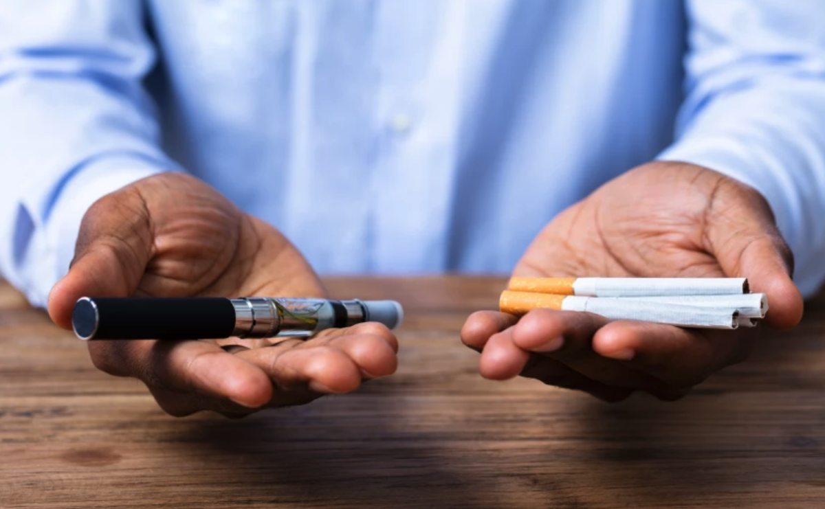 Algunos vuelven a los cigarrillos de tabaco, o los fuman por primera vez,