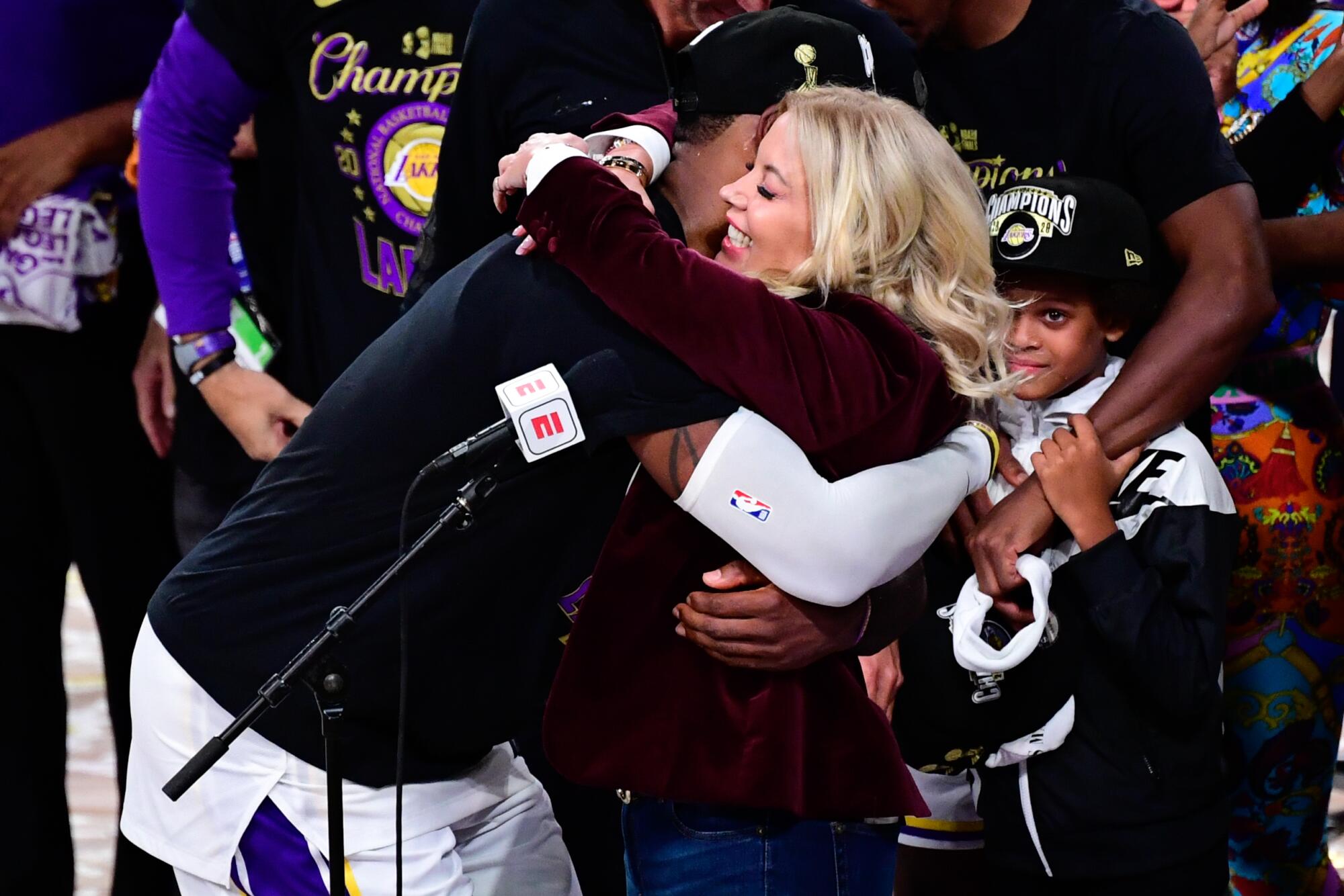 LeBron James, 11 Ekim 2020'de Lakers'ın NBA şampiyonluğunu kazanmasının ardından Jeanie Buss'a sarılıyor.