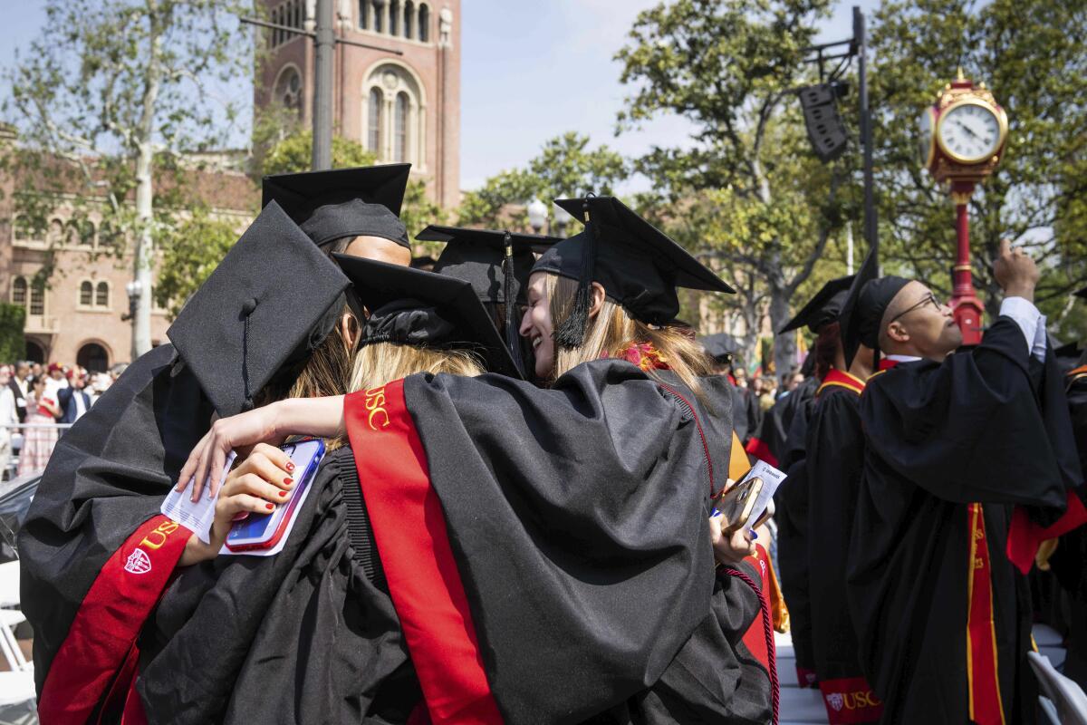 Estudiantes festejan su graduación en la Universidad del Sur de California en Los Ángeles, 