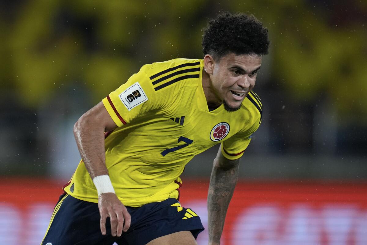 Luis Díaz, de Colombia, festeja durante un partido de la eliminatoria mundialista ante Brasil