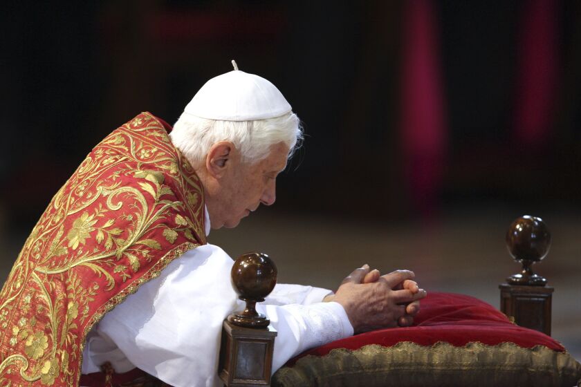 ARCHIVO - El papa Benedicto XVI ora en la Basílica de San Pedro el 2 de abril de 2010, en el Vaticano. (AP Foto/Alessandra Tarantino, archivo)