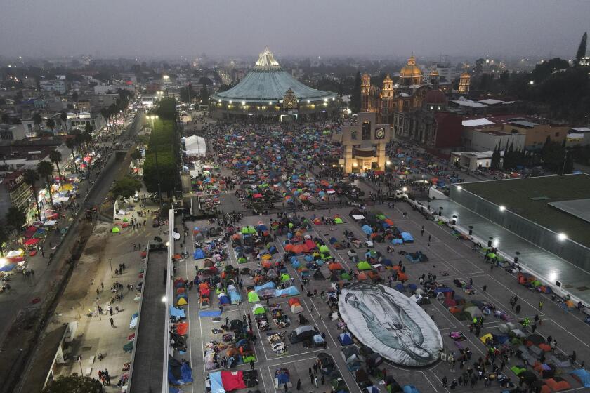Peregrinos duermen fuera de la Basílica de Guadalupe en su festividad en Ciudad de México, martes 12 de diciembre de 2023 por la madrugada. (AP Foto/Marco Ugarte)