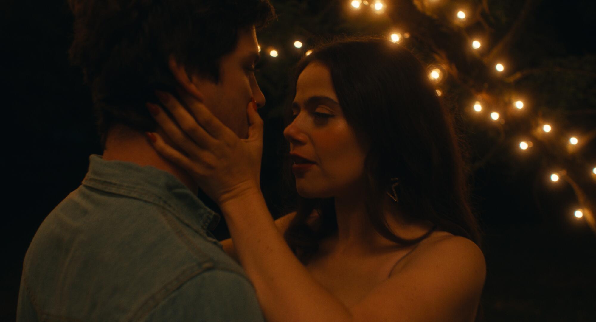 Logan Lerman, Izquierda y Molly Mes en '¡Ohan, hola!'