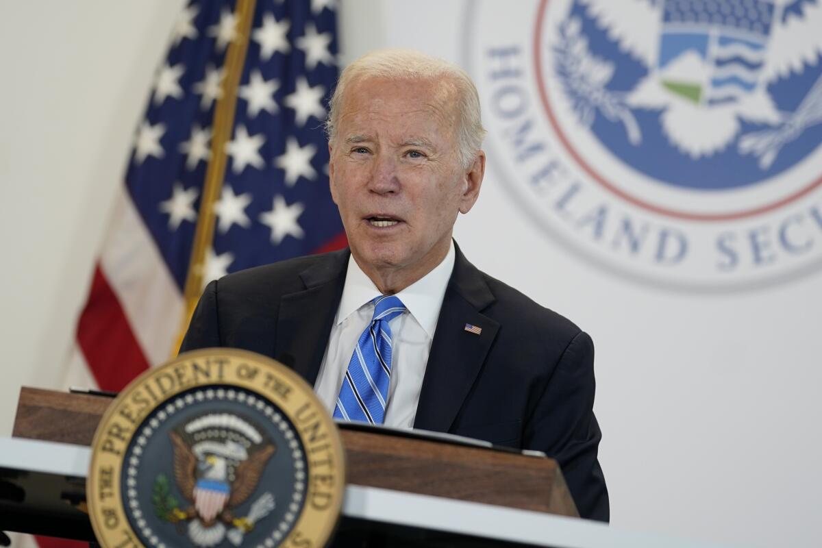 El presidente Joe Biden habla durante una visita a una oficina de la Agencia Federal 
