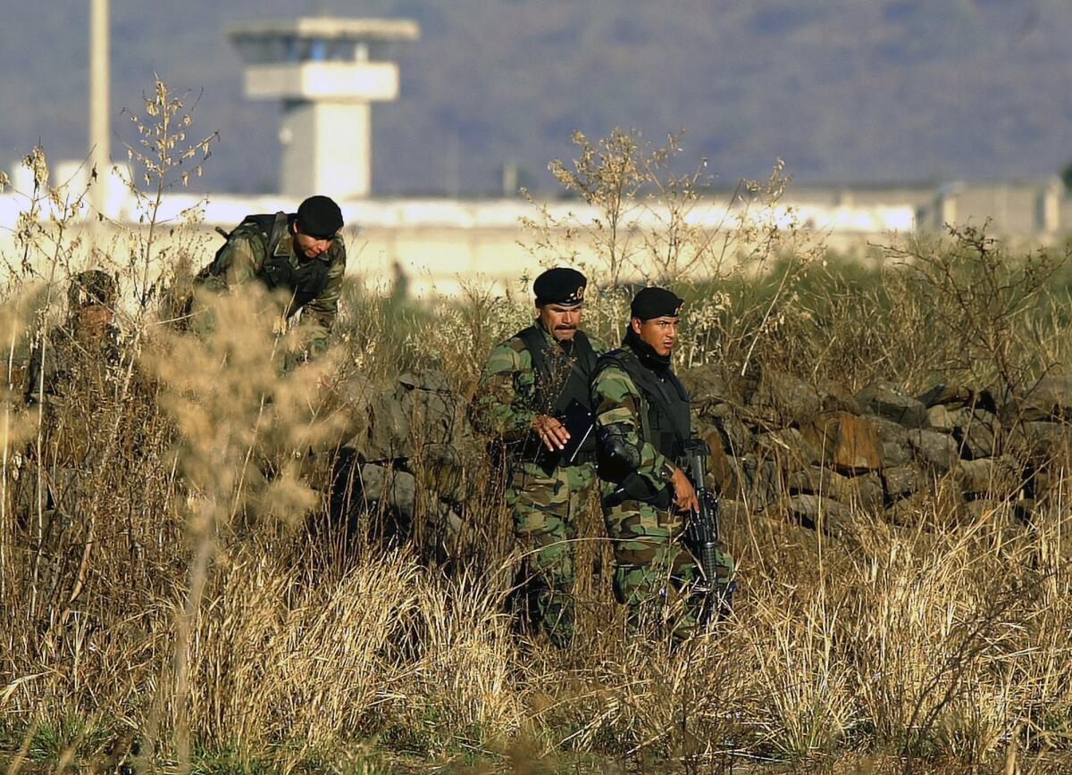 Elementos del ejército mexicano inspeccionan los alrededores de la prisión de máxima seguridad de Puente Grande
