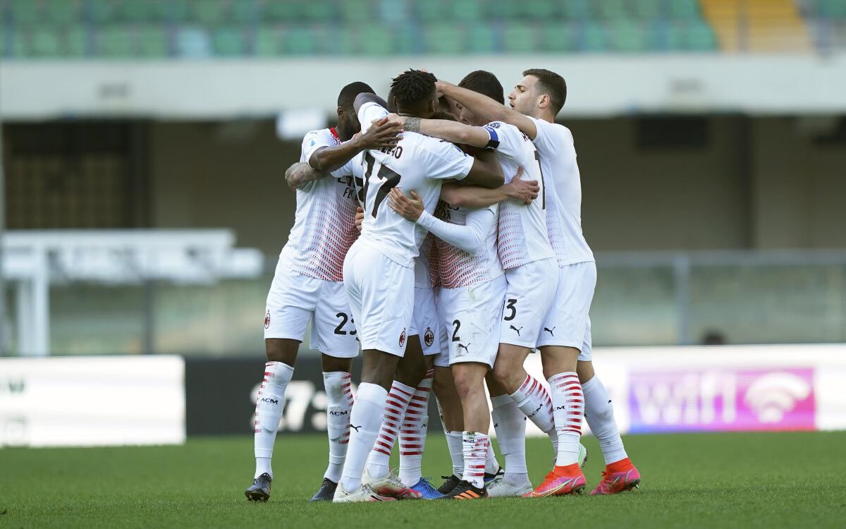 Los jugadores del Milan celebran el gol de Rade KruniC 