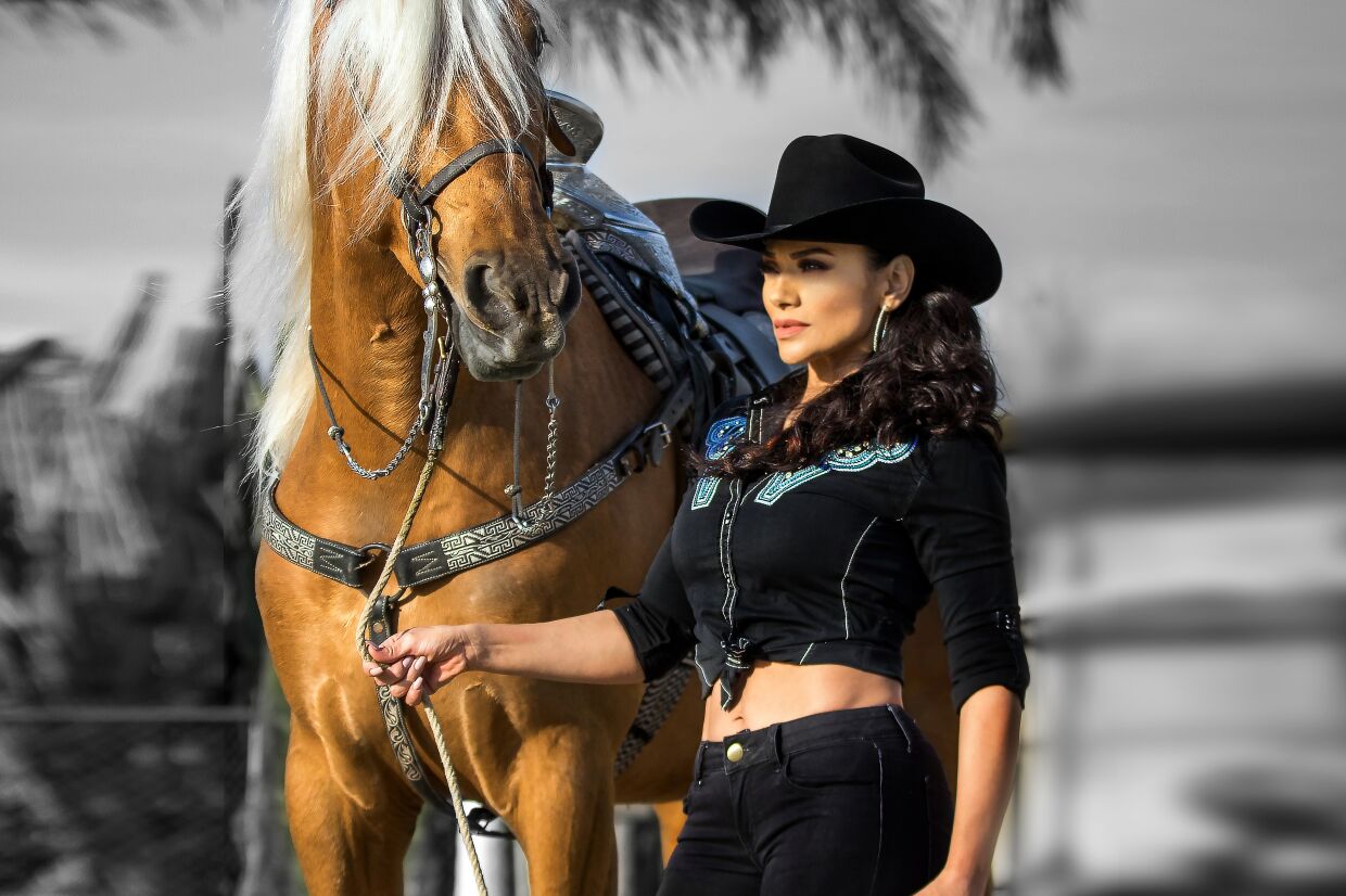 Alejandra Rojas se impone a caballo en la música regional mexicana tras ...