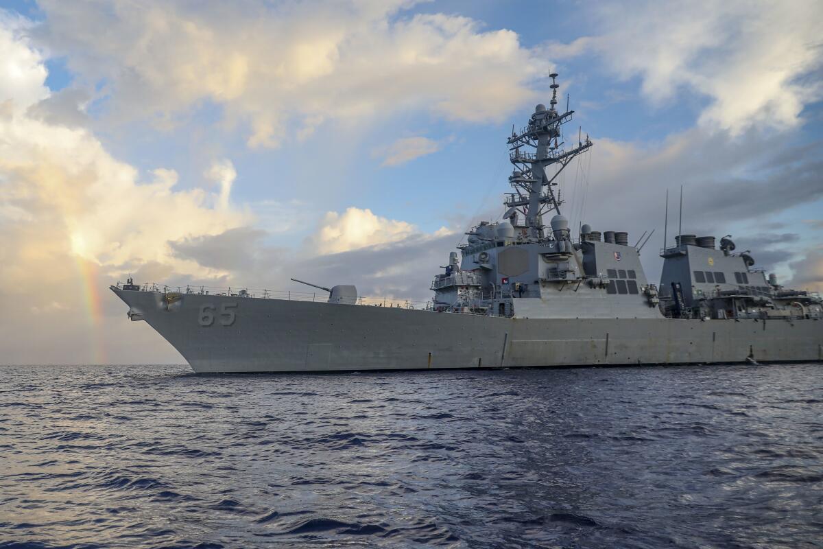 el destructor USS Benfold (DDG 65) realiza operaciones de rutina en el Mar de Filipinas. 