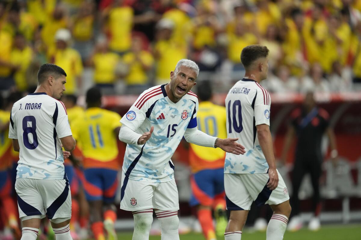 Francisco Calvo arenga a sus compa?eros de Costa Rica durante el partido contra Colombia 