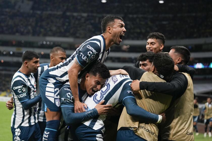 Los jugadores del Pachuca festejan un tanto de Andrés Micolta ante el América en la ida de las semifinales de la Copa de Campeones de la CONCACAF, el martes 23 de abril de 2024 (AP Foto/Fernando Llano)