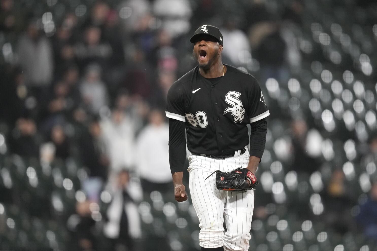 Chicago White Sox OF Eloy Jimenez carted off field vs. Minnesota