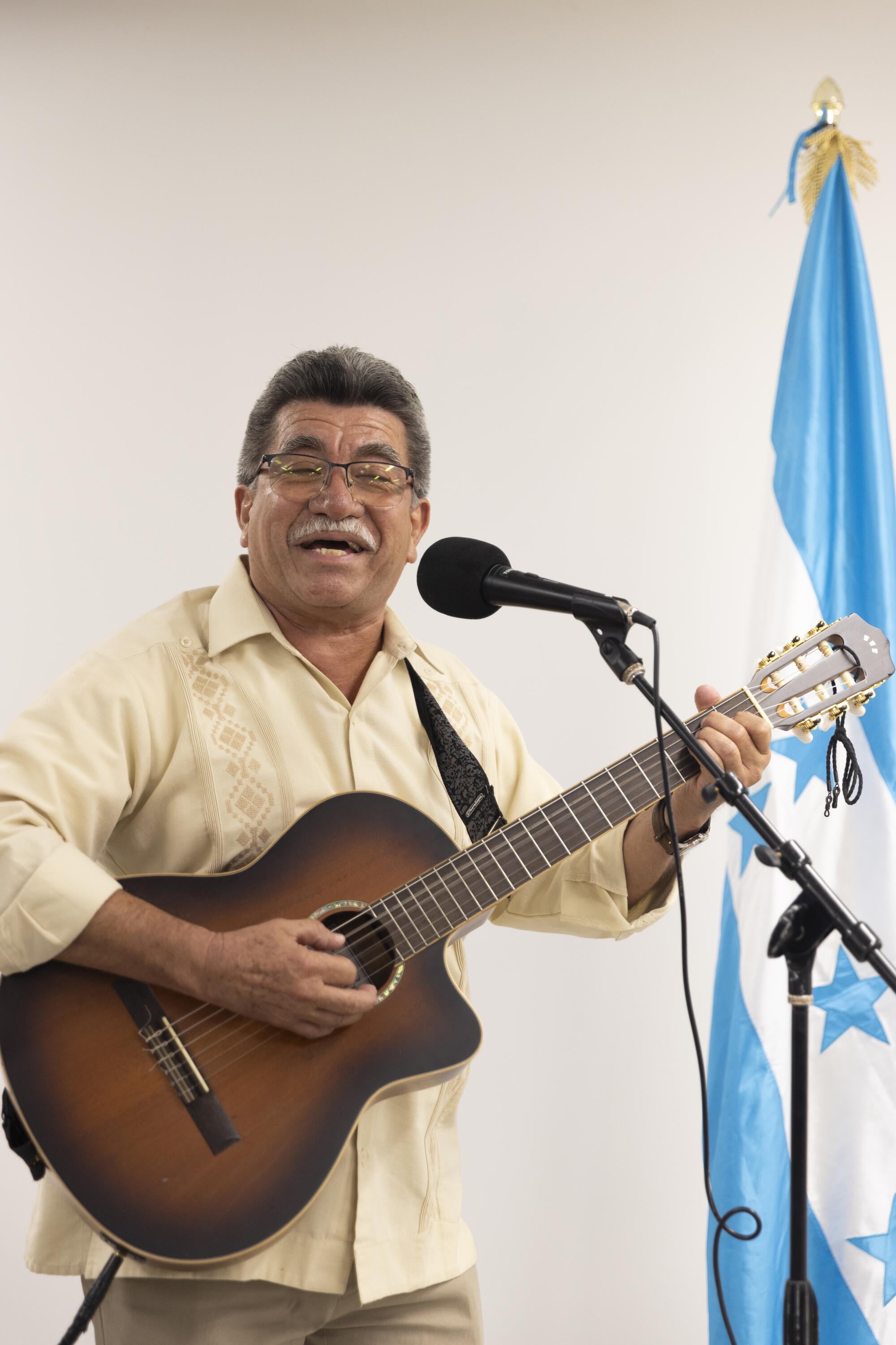 Milton Quintanilla interpreta canciones clásicas hondureñas luego de la ceremonia de inauguració