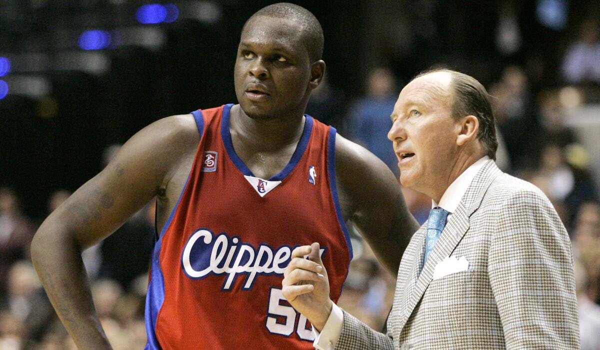 Mike Dunleavy Sr. talks with power forward Zach Randolph while coaching the Clippers in 2008.