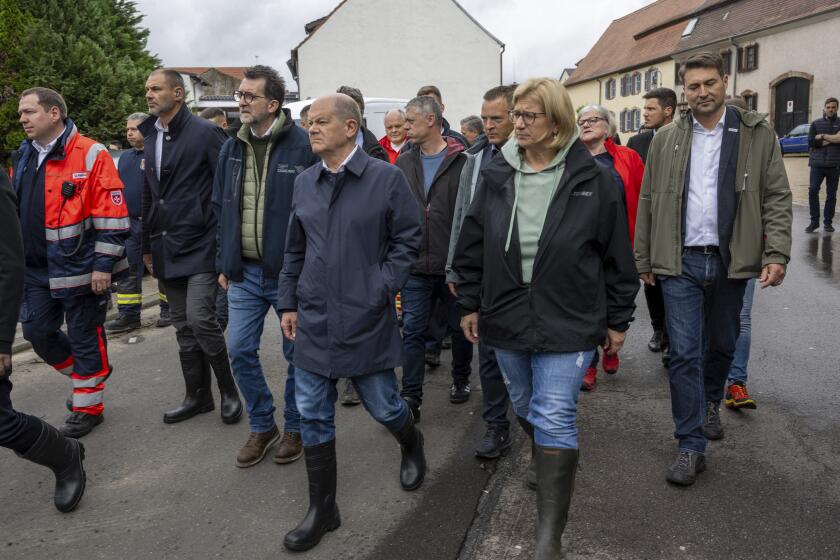 El canciller alemán Olaf Scholz (centro-izquierda) y la ministra presidenta Anke Rehlinger visitan Kleinblittersdorf, Alemania, que se vio azotado por inundaciones, el sábado 18 de mayo de 2024. (Harald Tittel/dpa vía AP)