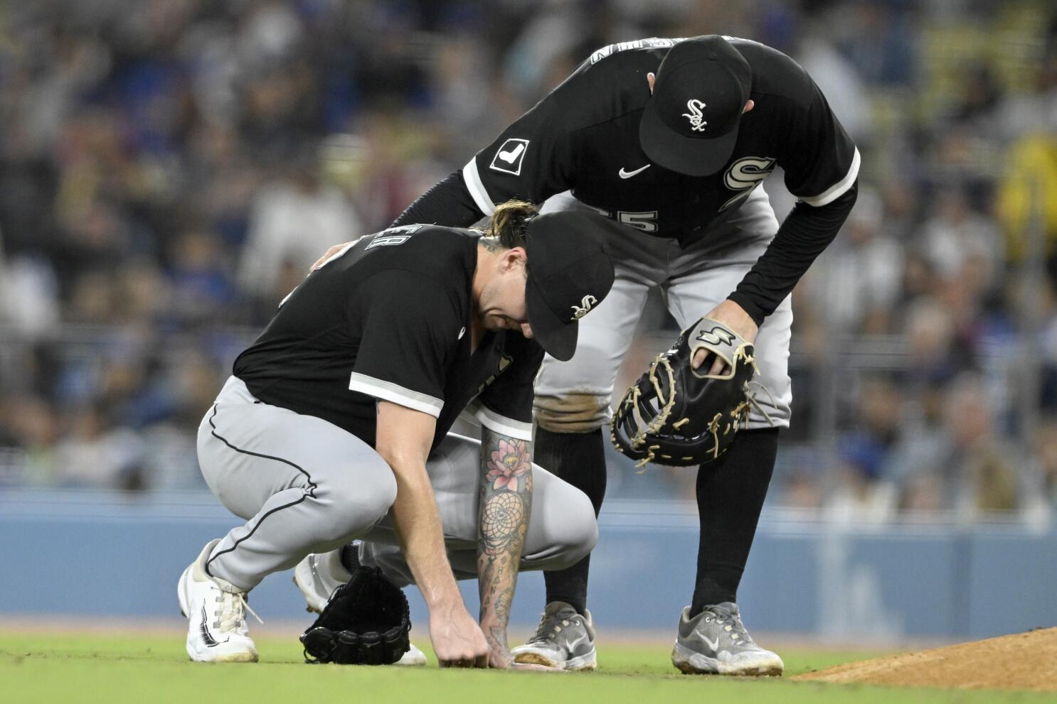 White Sox's Clevinger leaves start against Dodgers with right biceps  soreness - The San Diego Union-Tribune