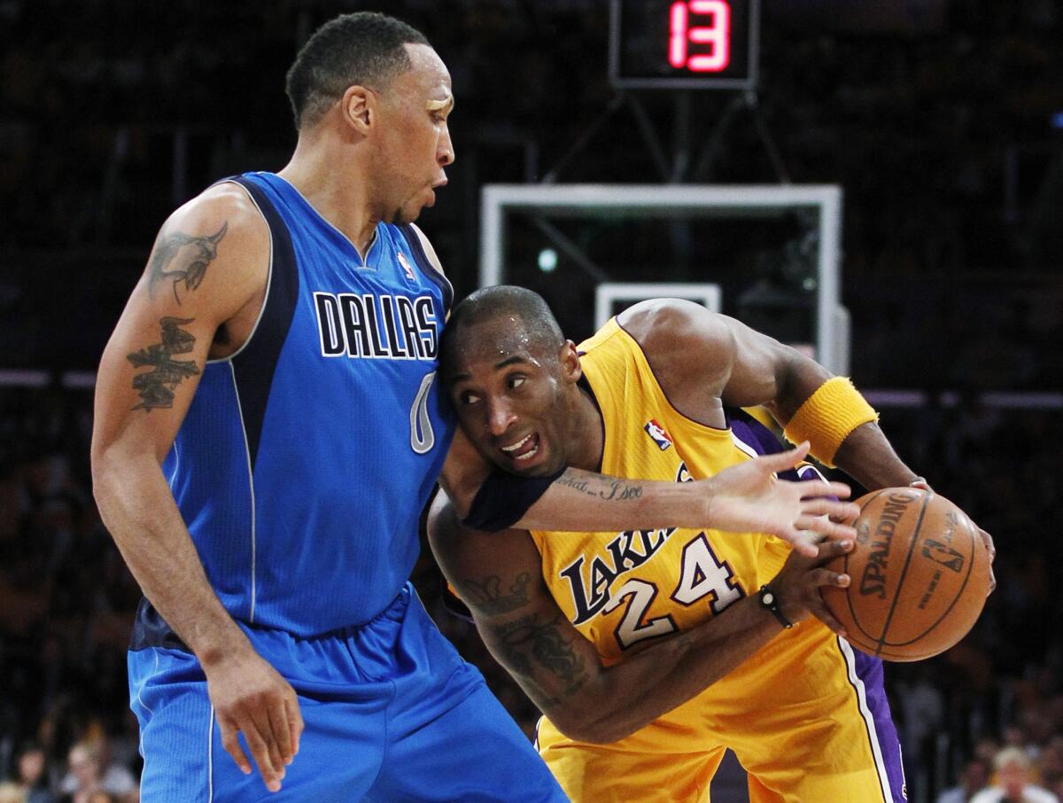 Dallas Mavericks' Shawn Marion (L) guards Los Angeles Lakers' Kobe Bryant (R) in the second half during Game 1 of the NBA Western Conference semifinal basketball playoff in Los Angeles, California May 2, 2011. REUTERS/Danny Moloshok (UNITED STATES - Tags: SPORT BASKETBALL)