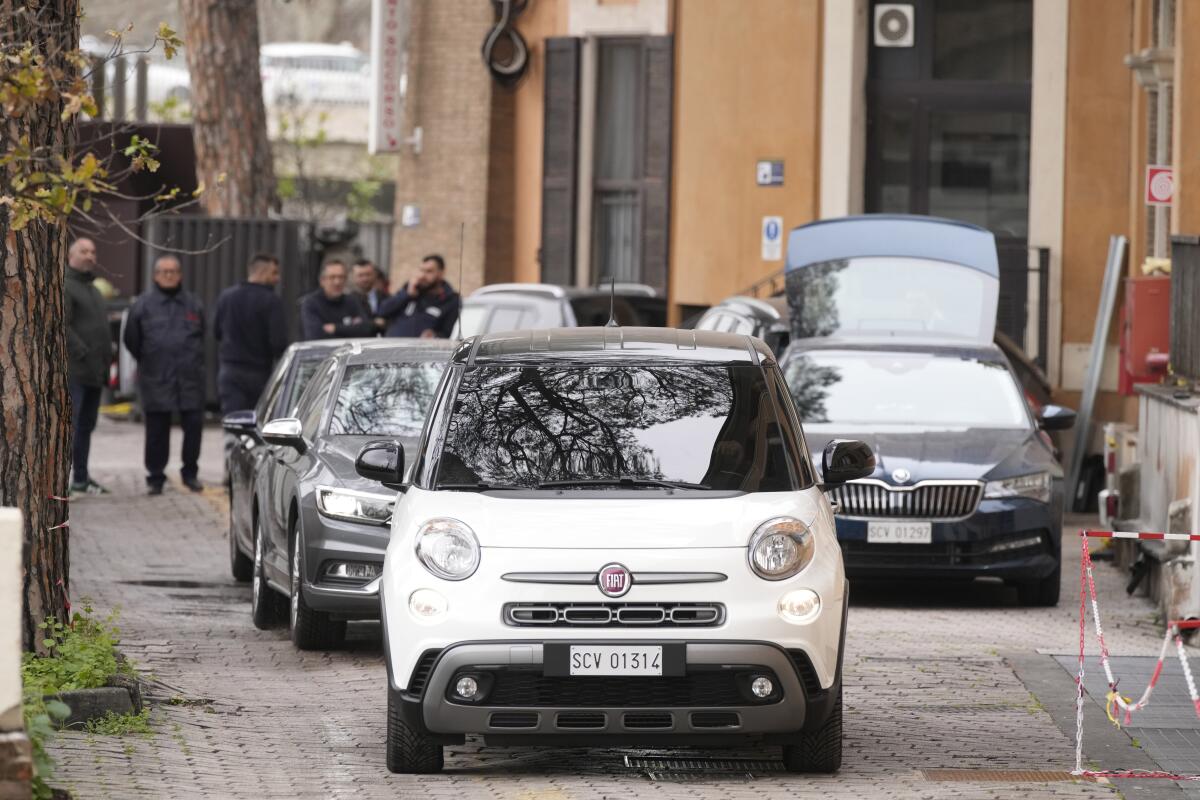 El auto en el que viaja el papa Francisco abandona el Hospital Universitario Gemelli en Roma, el 28 de febrero de 2024.