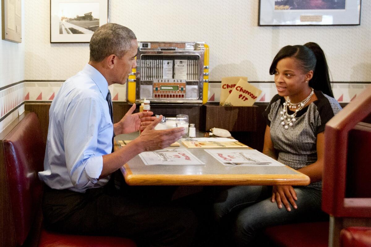 President Obama has lunch with Tanei Benjamin after she wrote him an email about her struggles as a single mom.