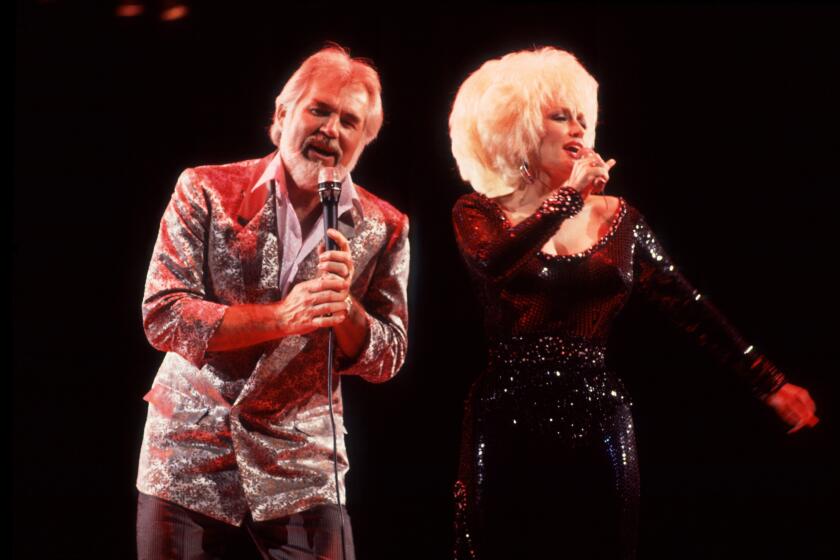 Musicians Kenny Rogers and Dolly Parton perform a duet at the Rosemont Horizon (later renamed the Allstate Arena), Rosemont, Illinois, March 30, 1986.