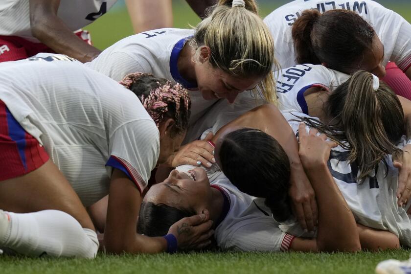 Sophia Smith celebra tras anotar el gol de Estados Unidos en la victoria 1-0 ante Alemania en las semifinales del fútbol femenino de los Juegos Olímpicos de París, el martes 6 de agosto de 2024, en Decines, Francia. (AP Foto/Silvia Izquierdo)