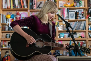 Taylor Swift se presenta durante un concierto de Tiny Desk en octubre. 10, 2019. Crédito: Bob Boilen/NPR
