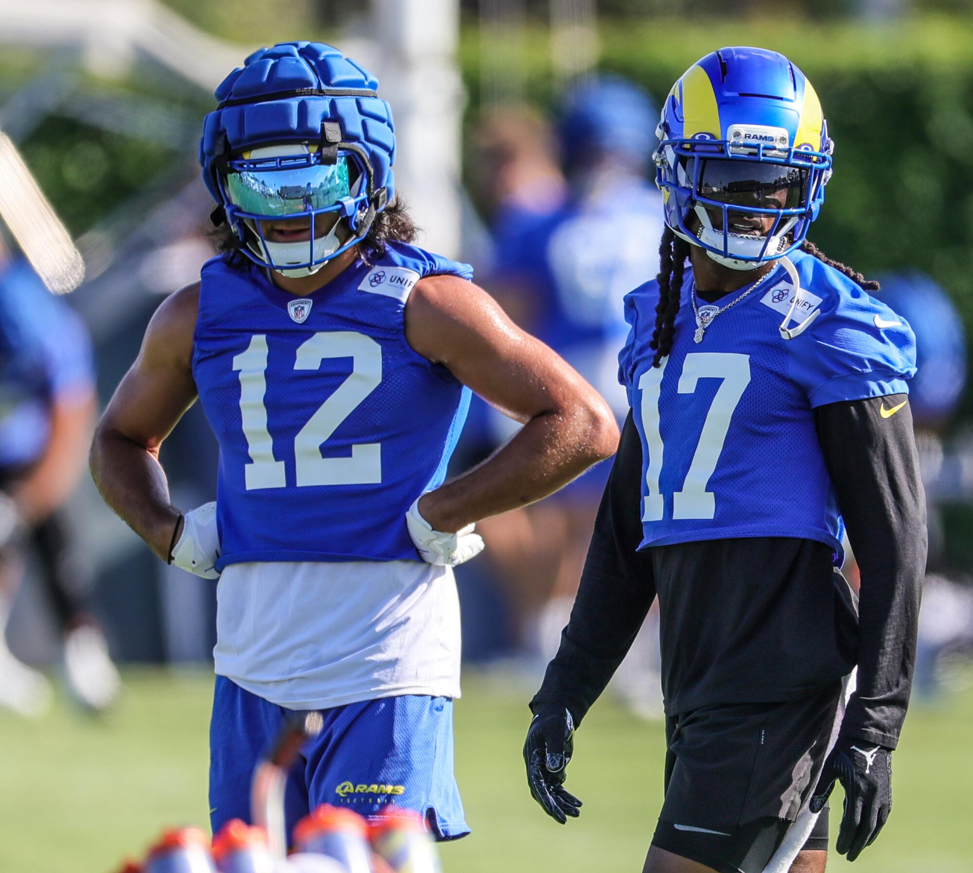 Los receptores de Rams Puka Nacua, se fueron, y Davante Adams se preparan para un simulacro durante el campamento de entrenamiento el miércoles.