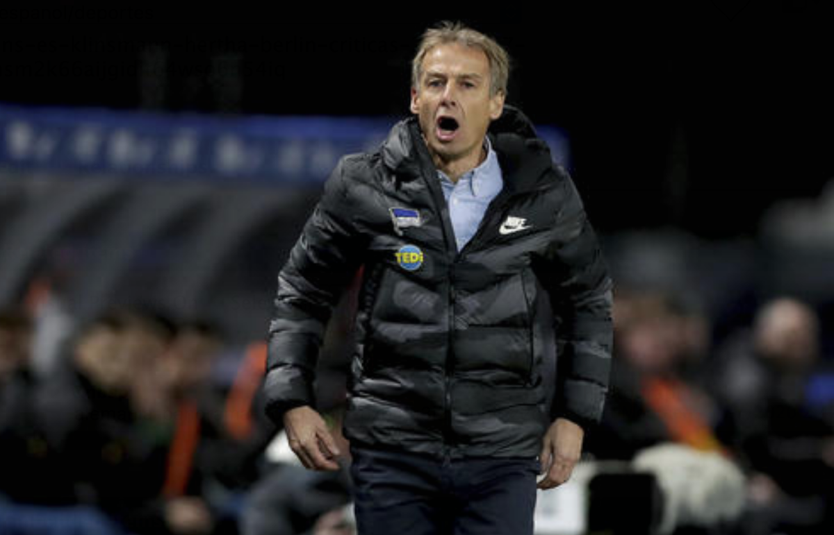 En esta foto del sábado 21 de diciembre de 2019, el técnico Juergen Klinsmann del Hertha Berlín durante el partido contra Borussia Moenchengladbach por la Bundesliga. (AP Photo/Michael Sohn)