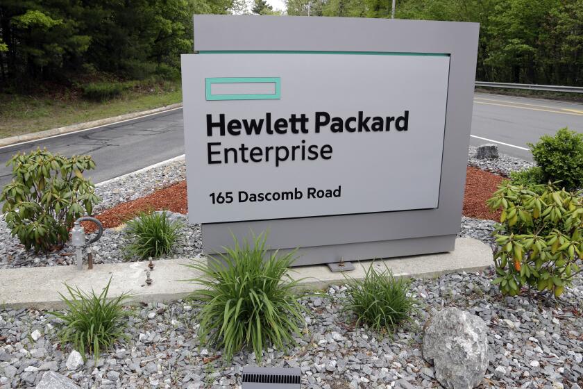 ARCHIVO - Un letrero en la entrada de la compañía Hewlett Packard Enterprise, el 24 de mayo de 2016, en Andover, Massachusetts. (AP Foto/Elise Amendola, Archivo)