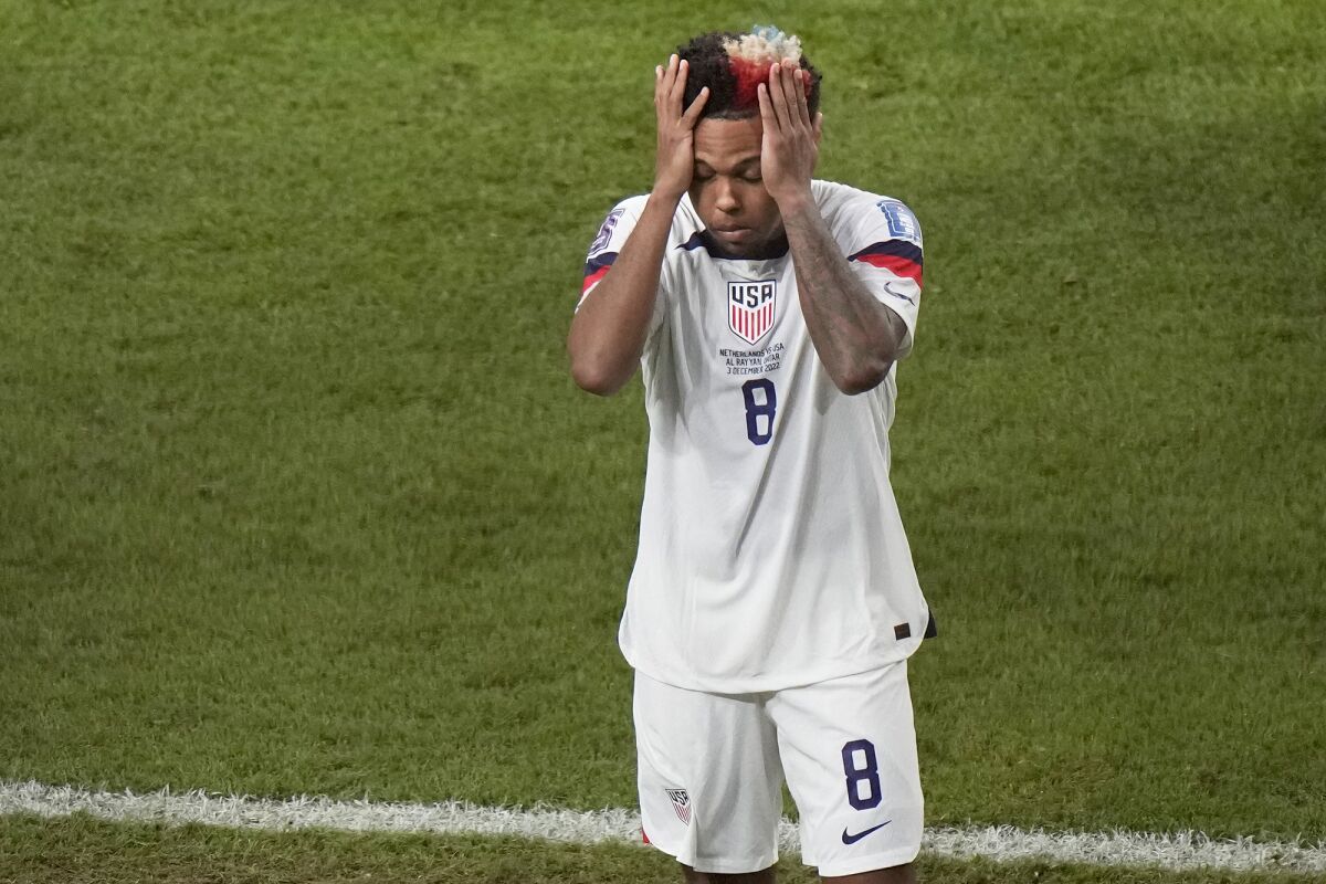 El estadounidense Weston McKennie abandonaa Bruno)
