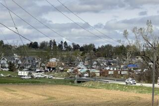 Un vecindario sufrió daños tras el paso de un tornado en el área de Minden, Iowa, el sábado 27 de abril de 2024. (AP Foto/Nick Ingram)