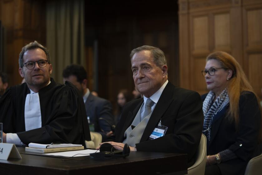 El embajador de Nicaragua, Carlos José Argüello Gómez, centro, espera la entrada de los jueces a la Corte Internacional de Justicia de la Haya, Holanda, el martes 30 de abril de 2024. (AP Foto/Peter Dejong)
