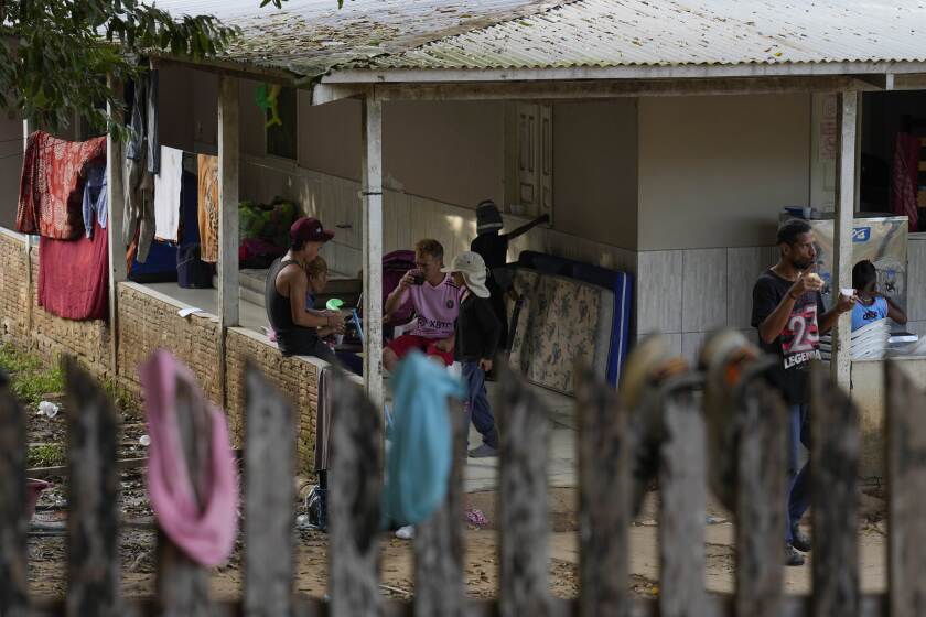 Migrantes venezolanos desayunan en un albergue en Assis, Brasil, el 20 de junio de 2024. Migrantes, policías, funcionarios y analistas afirman que la decisión de Joe Biden de suspender temporalmente el asilo ha generado una actitud de espera entre los migrantes que están en Brasil y han paralizado sus planes de llegar a Estados Unidos. (AP Foto/Martín Mejía)