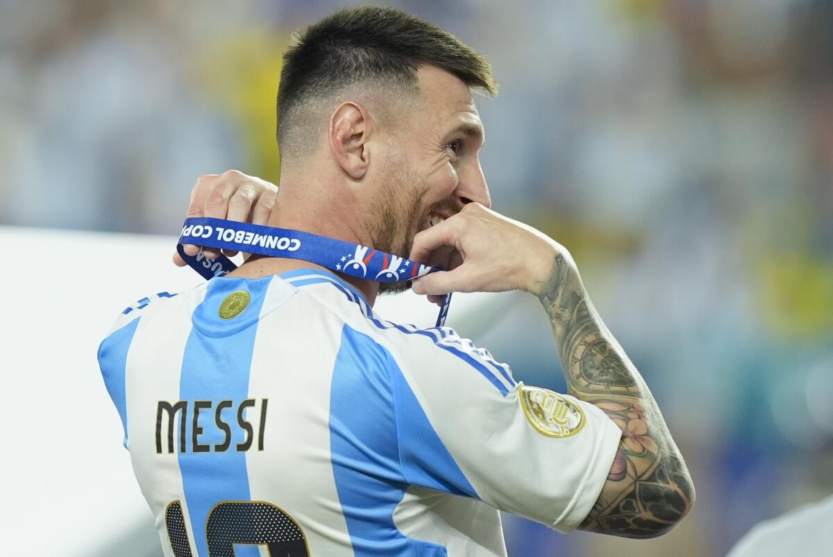 Lionel Messi, de Argentina, sostiene su medalla de campeón después de que su selección 