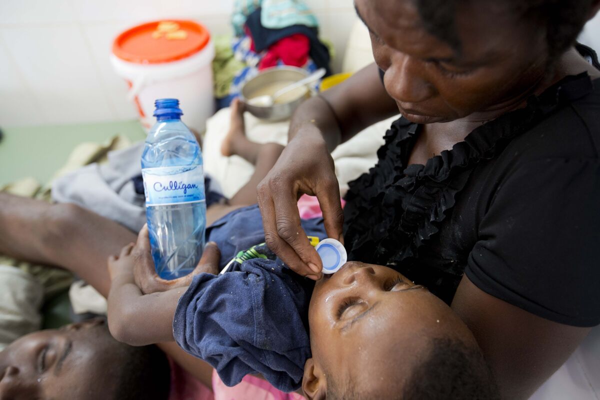 Un niño diagnosticado con cólera recibe tratamiento,