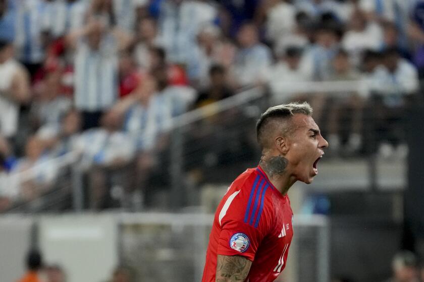 El chileno Eduardo Vargas reacciona durante un partido ante Argentina en la Copa América en East Rutherford, N.J., el martes 25 de junio del 2024. (AP Foto/Pamela Smith)