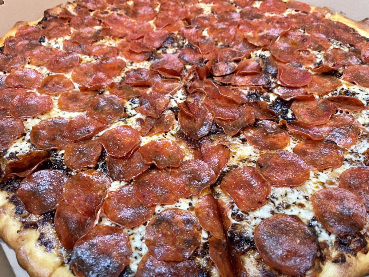 Carson'daki Burattino Brick Oven Pizza'dan siyah sarımsak soslu 120 biberli pizza.