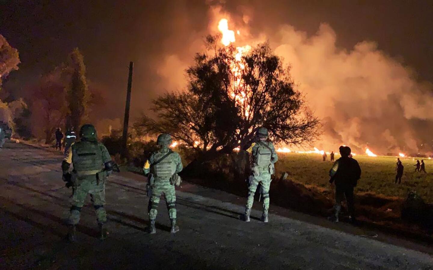 Soldados observan resguardan la zona del incendio. Una toma clandestina en un ducto de la empresa estatal Petróleos Mexicanos (Pemex) explotó en Tlahuelilpan, en el estado de Hidalgo, a unos 100 kilómetros (62 millas) al norte de Ciudad de México; decenas de personas murieron calcinadas.