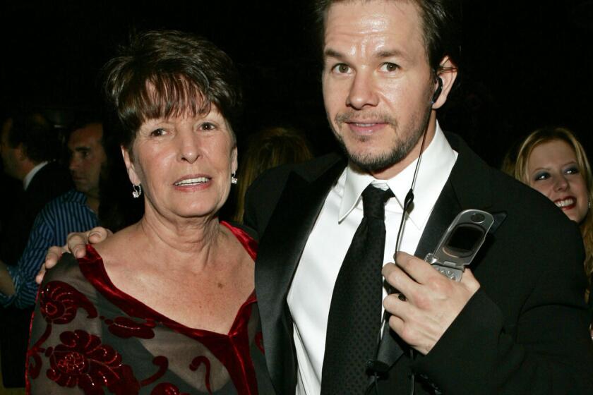 Mark Wahlberg y sus madre Alma en Beverly Hills.