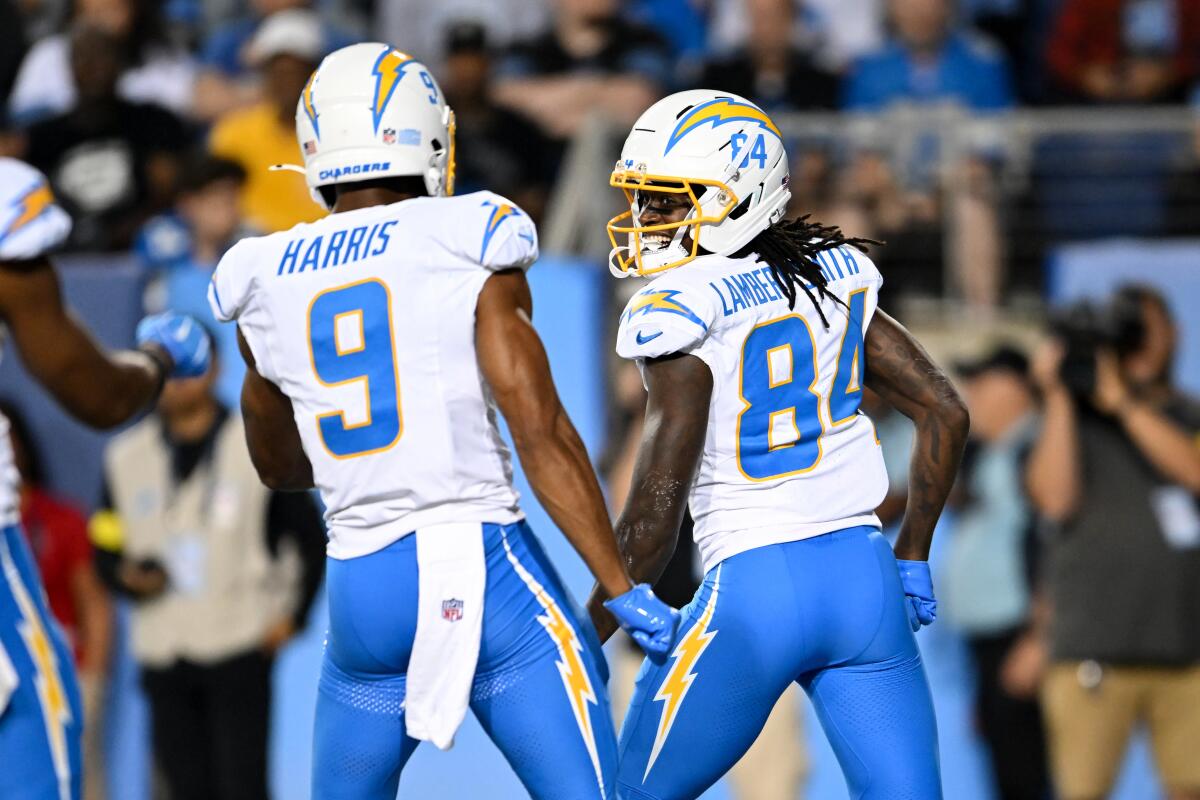 Kendre Lambert-Smith y Trey Harris de los Chargers Lambert-Smith están celebrando la captura de 15 gamm Touch Town.