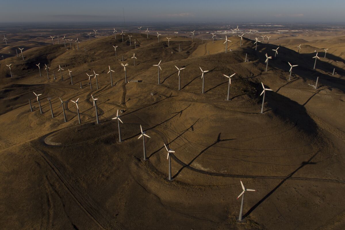Turbinas de viento que generan energía eólica en Livermore (California), 