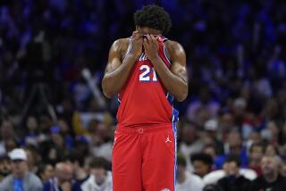 Joel Embiid de los 76ers de Filadelfia limpia su rostro durante la segunda mitad del Juego 4 de la serie de primera ronda de playoffs en el baloncesto de la NBA ante los Knicks de Nueva York, el domingo 28 de abril de 2024, en Filadelfia. (AP Foto/Matt Slocum)