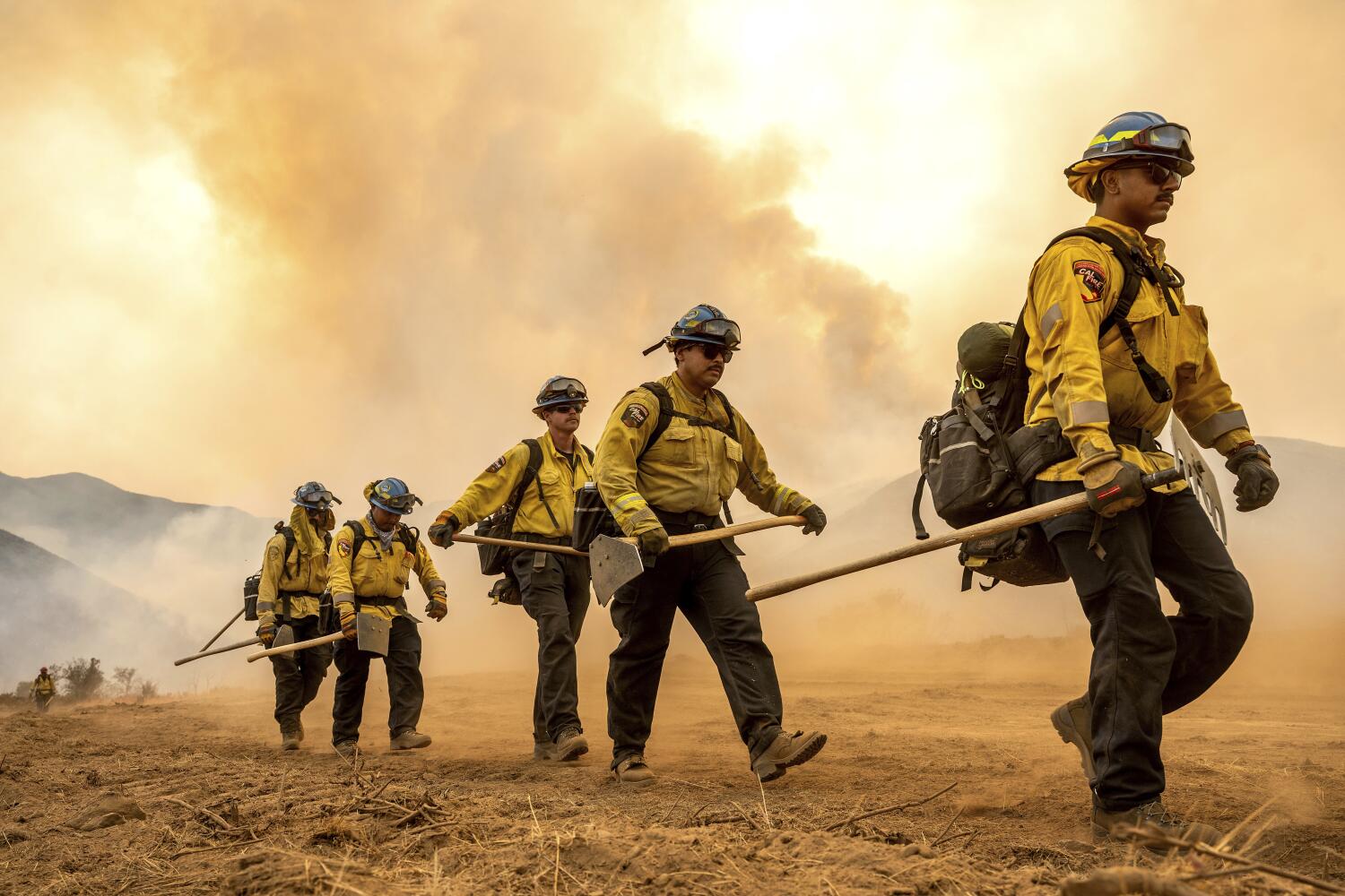 Firefighters battle the Gifford Fire burning on Monday, Aug. 4, 2025, in Los Padres National Forest, Calif. (AP Photo/Noah Berger)